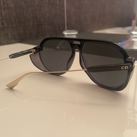 Sunglass Dior rarely used Has the original box and lens cleaning cloth closed. - Picture 3 of 6